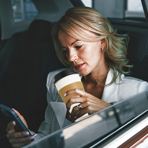 Tazas de café de papel 16 oz, tazas de café desechables con tapas y mangas Kraft, tazas de café blanco para bebidas calientes y frías 3