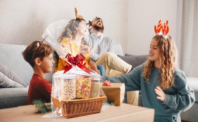 Envase de celofán para cestas de regalo, bolsas de regalo de plástico Opp con arcos rojos Envase de cinta para cestas y regalos 0