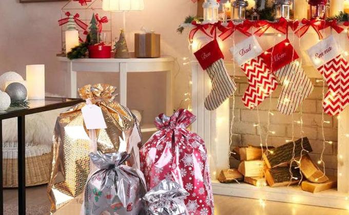 Bolsas de regalo de Navidad, diseños de bolsas de envoltura de Papá Noel con cintas de cuerda y etiquetas para envolver 0