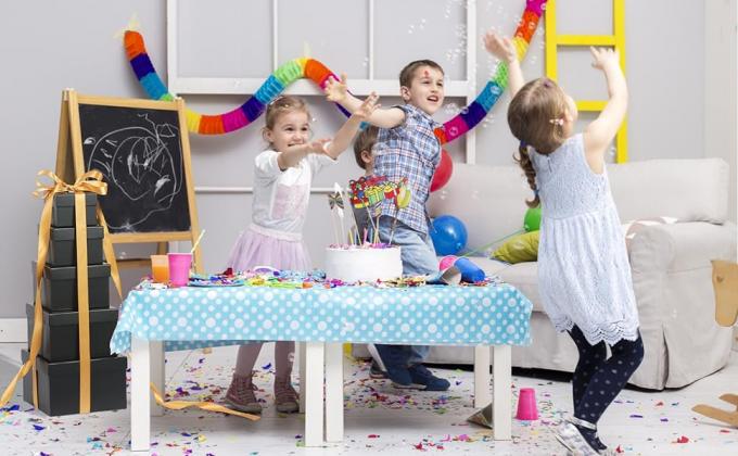 Black nesting gift boxes with lids